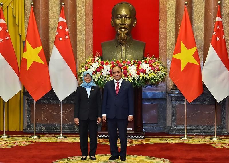 President Nguyen Xuan Phuc (right) receives Singaporean counterpart Halimah Yacob. (Photo: NDO)