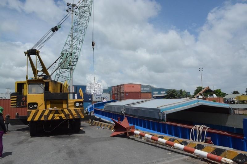Loading and unloading goods at Tan Cang – Cai Cui port in Can Tho City 