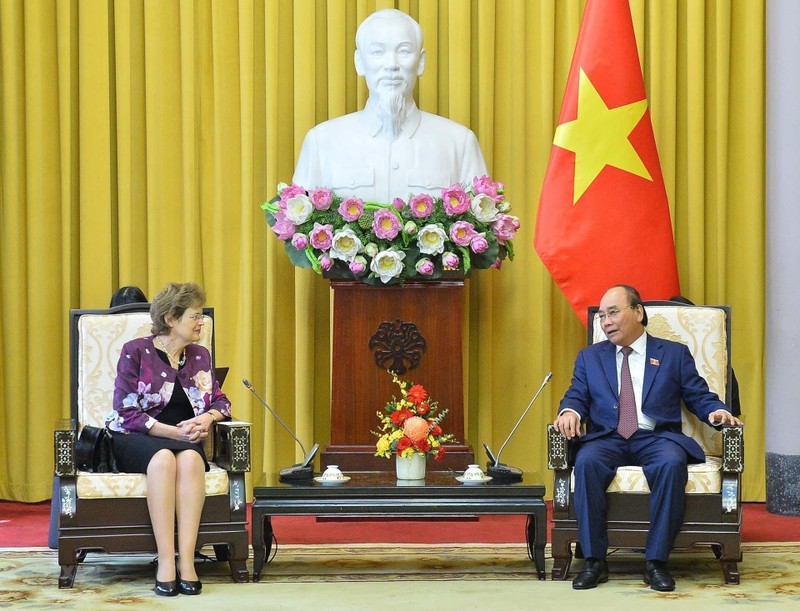 President Nguyen Xuan Phuc (R) receives Governor of South Australia state Frances Adamson (Photo: VNA)