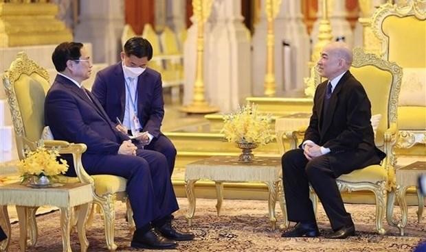 Prime Minister Pham Minh Chinh (L) and King of Cambodia Norodom Sihamoni (Photo: VNA)